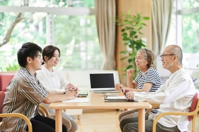 家族で話し合う様子
