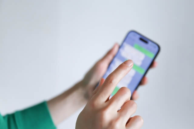 スマートフォンで連絡先を確認する様子